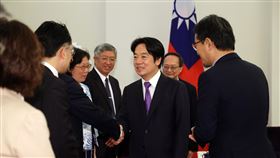 賴副總統接見台灣癌症基金會等病友團體副總統賴清德（前右2）20日下午在總統府接見台灣癌症基金會等13個病友團體，向他們握手致意。賴清德會中並主張發展精準醫療，推動台灣健康產業成為另一座護國神山，讓世界擁抱台灣。中央社記者鄭傑文攝  112年4月20日