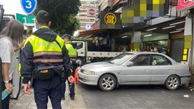 新北某當鋪遭開槍掃射（2）新北市某當鋪20日遭人持槍掃射，犯嫌事後前往投案。土城警分局鑑識小組在當舖鐵捲門共採集到51處彈孔，案發後周邊民眾議論紛紛。中央社記者黃旭昇新北市攝  112年4月20日