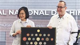 蔡總統致贈國防部套裝紀念幣總統蔡英文（左）於瓜地馬拉當地時間2日上午，出席新建齊瑪德南戈（Chimaltenango）醫院贈交儀式。圖為蔡總統致贈瓜國總統賈麥岱（右）國防部套裝紀念幣。中央社記者趙世勳攝  112年4月3日