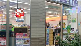 女遭陌生男搶千元得手  高雄警方9小時逮獲嫌犯高雄市前金區12日發生搶案，29歲黃姓女子晚間10時許遭不明男子持疑似尖銳物品，迫其到超商ATM領錢，並搶走領出的新台幣千元現金，隨後騎車逃逸。警方調閱監視器並埋伏一整夜，13日將嫌犯緝捕到案。（警方提供）中央社記者蔡孟妤傳真  112年2月13日