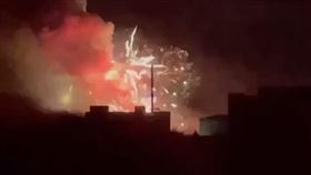 ▲目擊民眾拍下烏克蘭基輔市區出現煙火、鞭炮。放煙火的男子隨後被捕，估稱為了慶祝新年才放煙火和鞭炮，但因為開戰後全國禁令明定不能放煙火，因此男子將面臨最重5年牢獄。（圖／翻攝自Telegrame）