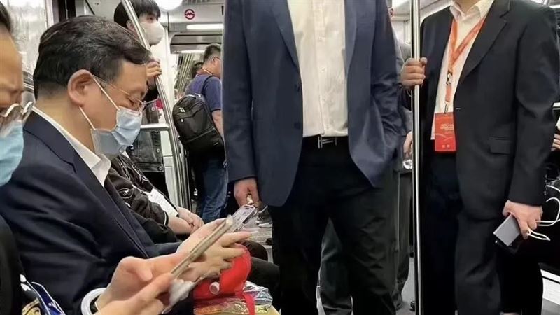 身家6千億董座搭地鐵去車展　超狂原因曝