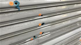 新北當鋪遭掃射  鐵捲門彈痕累累（1）新北市土城區與板橋區交界的一家當鋪20日上午遭人持疑改造的衝鋒槍掃射，17歲劉姓少年隨後持槍向警方投案，當鋪鐵捲門在掃射過後彈痕累累。中央社記者黃旭昇新北攝  112年4月20日