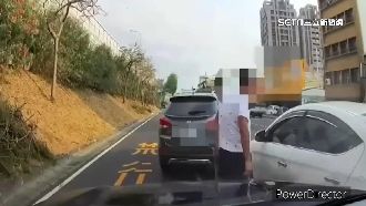 行車爆糾紛！男追下匝道砸車　警經過壓制