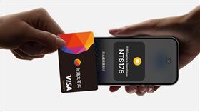 台灣大哥大攜手台北富邦銀行，將於5月提供Apple「iPhone卡緊收」服務 (Tap to Pay on iPhone)，消費者可在台灣大台北文創、三創門市搶先體驗這項新服務。（圖／台灣大提供）