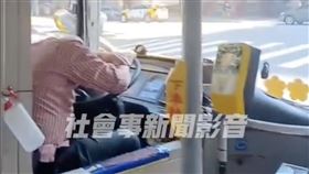 公車司機趴睡方向盤！後車狂按喇叭叫不醒
