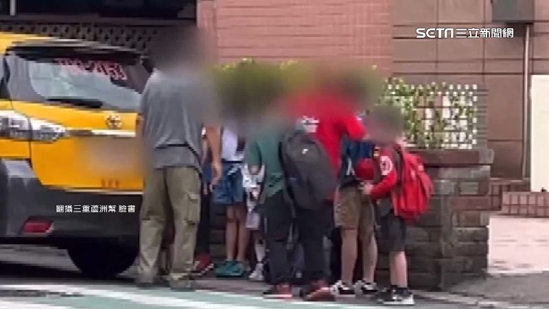 8童擠1輛計程車　補習班人員動手拍打童頭