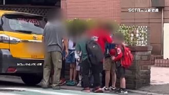 8童擠1輛計程車　補習班人員動手拍打童頭