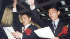 ▲鄭太吉（左）宣誓就任屏東縣議長。（圖／CTWANT）