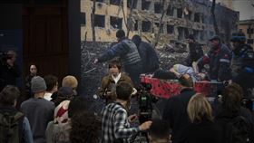 俄羅斯2022年攻擊烏克蘭馬立波（Mariupol）的婦幼醫院，美聯社記者馬洛列卡（Evgeniy Maloletka）當時捕捉了救難人員用擔架抬著一名孕婦的畫面，如今獲得年度世界新聞攝影獎。（圖／美聯社／達志影像）