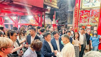 獨／顏清標現身大甲鎮瀾宮　暴瘦頭髮全白