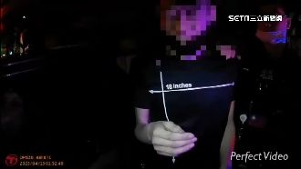 他邊抽菸邊開車遭攔查　警意外搜出毒品