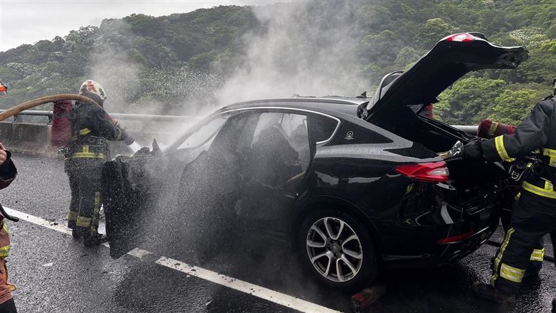 國道五楊高架火燒車！　瑪莎拉蒂燒成火球