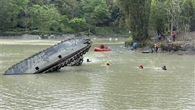 綠世界,清淤,工程,翻覆,怪手（圖／翻攝畫面）