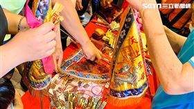 2023 大甲媽祖遶境 令旗 大甲鎮瀾宮 記者鄭尹翔攝影