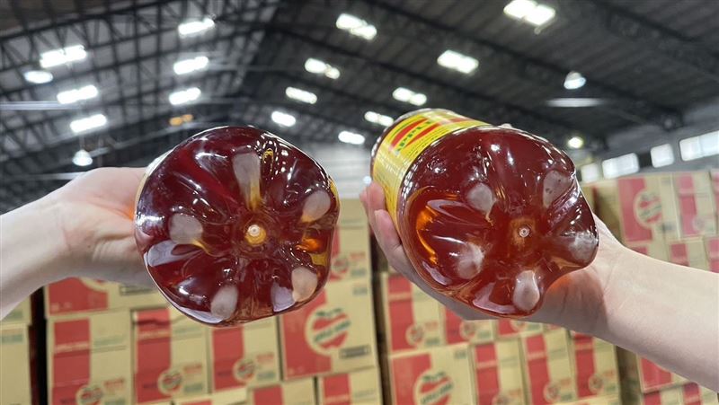 「蘋菓西打」驚見沉澱物　畫面曝光