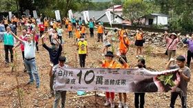 南投東光國小、水里國小兩校師生80人齊聚埔里事業區84林班植樹響應世界地球日。（圖／財團法人日月光環保永續基金會提供）