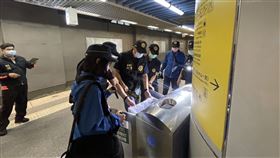 炸彈客恐嚇「在基隆火車站引爆5炸彈」，警方方獲報後前往基隆火車站進行全面清查，截至目前沒有發現可疑爆裂物。（圖／翻攝畫面）