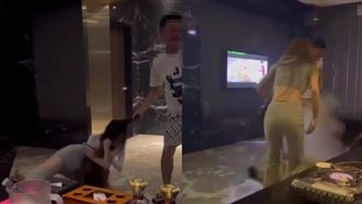 2女1男KTV扭打只為2萬元！她拿熱湯往臉潑