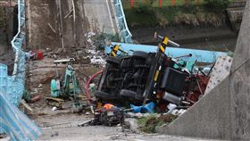 觀音坑溪橋斷裂（2）警消21日下午3時許獲報，新北市五股區河堤邊正施工改善的觀音坑溪橋斷裂，導致橋上重機具掉落，3名工人受傷送醫；3人意識清醒，生命徵象穩定。圖為觀音坑溪橋上毀損的重機具。中央社記者吳家昇攝 112年4月21日