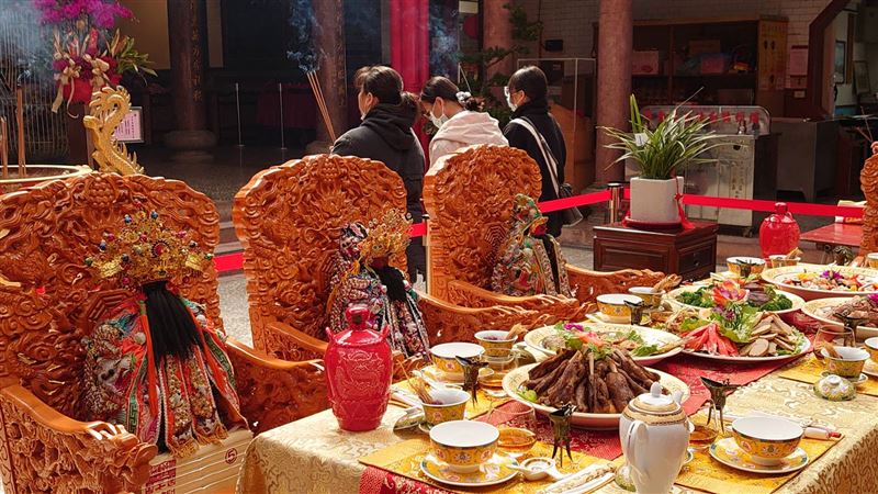  農曆3月初3是玄天上帝生日,神秘道士建議,做3件事拜3種水果「大賺金山今年要大發了!」。(圖/記者鍾志鵬攝影) 