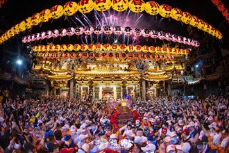 大甲媽起駕！顏清標扶轎不適　被緊急扶出