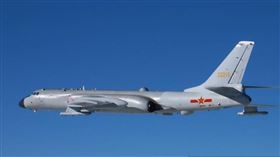 日本防衛省表示，有2架中國軍方的H-6轟炸機4月21日下午在沖繩附近飛行，日本航空自衛隊戰機緊急升空因應。圖為自衛隊拍下的共機畫面。（圖／翻攝自日本防衛省官網）