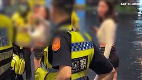 警察到場後，詢問雙方當時狀況，被潑熱湯的孫女打赤腳淋雨指控三人行兇，她的臉明顯紅腫，還浮現數片水泡。（圖／翻攝記者爆料網）