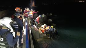 馬公觀音亭海域1男子溺水  救起時已命危澎湖馬公觀音亭海域21日深夜有民眾溺水，澎湖縣消防局獲報立即前往救援，將溺水者陳姓男子拖帶上岸，陳男被救起時已呈現OHCA（到院前心肺功能停止）狀態，緊急被送往澎湖醫院搶救。（澎湖縣消防局提供）中央社   112年4月22日