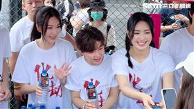 電影《化劫》劇組特別來為大甲媽祖遶境香客應援。（圖／記者鄭尹翔攝影）新銳導演施文翰執導，黃冠智、雷嘉汭、劉子銓、曾莞婷、黃騰浩、柯叔元、于子育