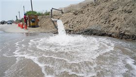 高屏溪溪埔伏流水及新鑿水井工程（1）行政院長陳建仁關心高雄水情及抗旱工作執行情形，11日視察高屏溪溪埔伏流水及新鑿水井工程。圖為高屏溪溪埔伏流水及新鑿水井工程一景。中央社記者董俊志攝  112年4月11日