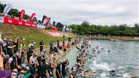 國際鐵人三項登場  逾8千人齊聚台東競技由鐵人三項運動發展協會主辦、台東縣政府協辦的Challenge Taiwan國際鐵人三項22日在台東活水湖鳴槍開賽，來自國內外超過8000人競技。（台東縣政府提供）中央社記者盧太城台東傳真  112年4月22日