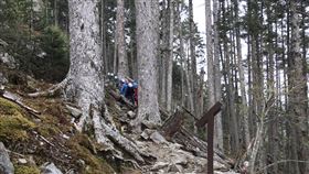 男登大霸高山症發作身亡  救難人員搬運遺體下山雪霸國家公園日前有男山友疑因高山症發作急需救援，雪霸國家公園管理處22日表示，救難人員經跋涉21日抵達山區後，男子已身亡，後續將男子遺體搬運下山，並交由警方處理。（雪霸國家公園管理處提供）中央社記者郭宣(文三)傳真  112年4月22日