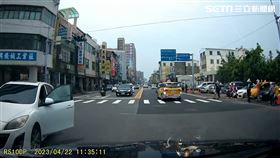 彰化市白色轎車騎樓出來後暴衝，撞擊路上2輛車造成7人受傷。（圖／翻攝畫面）