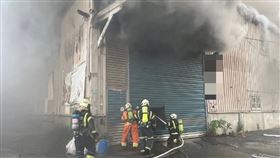 桃園八德鐵皮廠房失火。圖／翻攝畫面