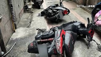 疑不滿私有地被停！嬤使勁推倒巷弄機車