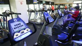 新北運動中心防疫整備措施（1）國內武漢肺炎疫情趨緩，新北市公有場館4日起逐步開放，新北市土城運動中心將健身房部分器材暫停使用，確保民眾維持安全社交距離。中央社記者王騰毅攝  109年5月4日