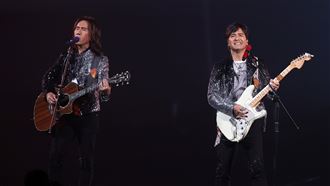 動力火車唱到一半　超大咖歌王現身掀暴動