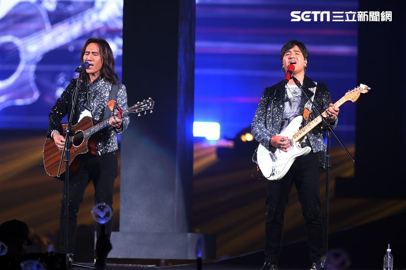 動力火車四度攻小巨蛋演唱會。（記者邱榮吉/攝影）