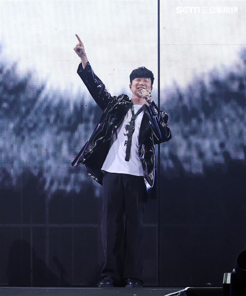 動力火車四度攻小巨蛋演唱會，特別來賓林俊傑。（記者邱榮吉/攝影）