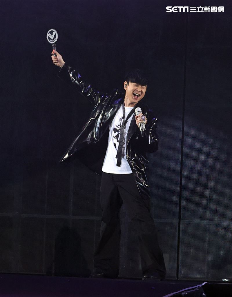 動力火車四度攻小巨蛋演唱會，特別來賓林俊傑。（記者邱榮吉/攝影）