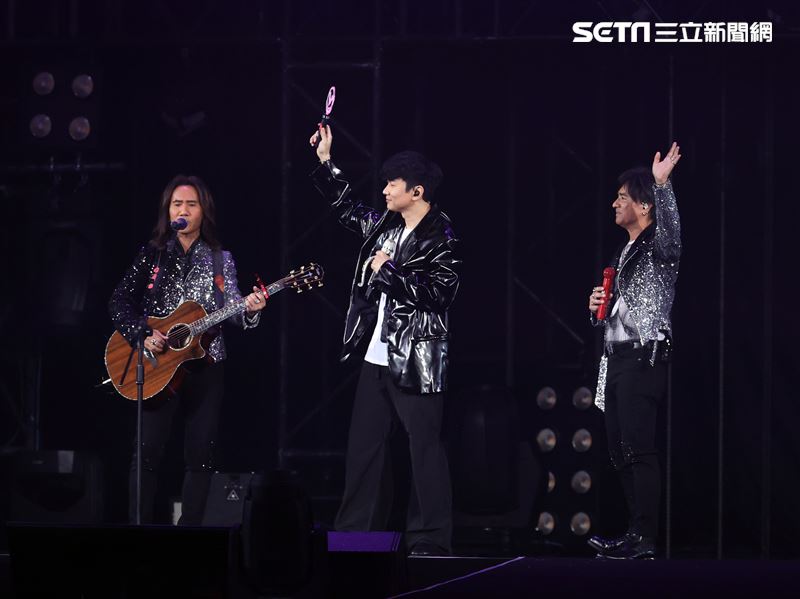 動力火車四度攻小巨蛋演唱會，特別來賓林俊傑。（記者邱榮吉/攝影）