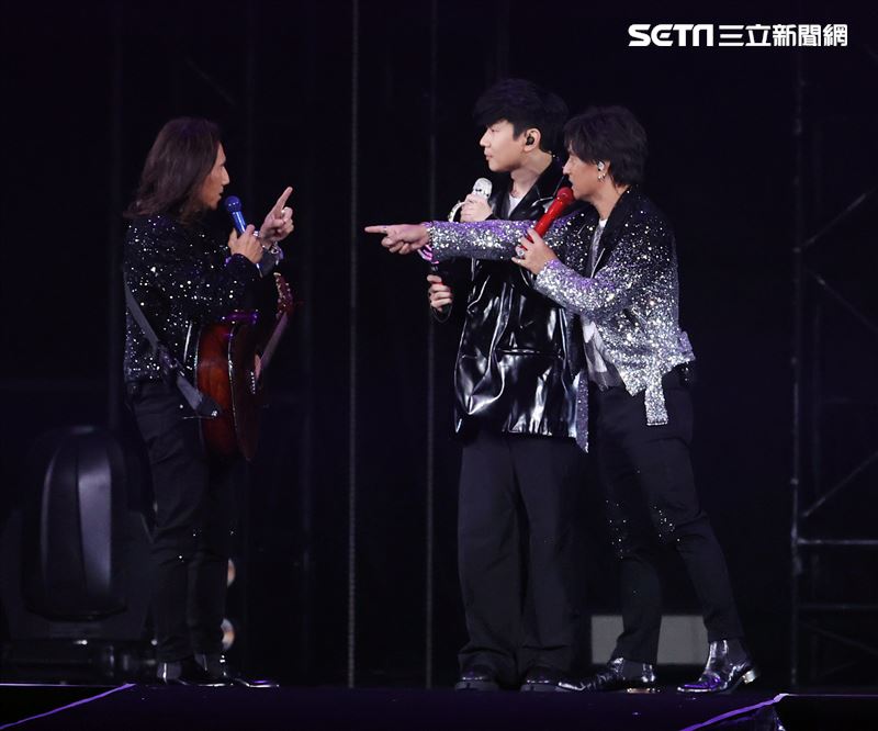 動力火車四度攻小巨蛋演唱會，特別來賓林俊傑。（記者邱榮吉/攝影）