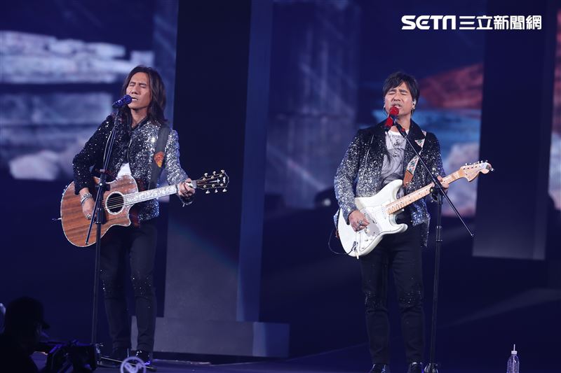 動力火車四度攻小巨蛋演唱會。（記者邱榮吉/攝影）