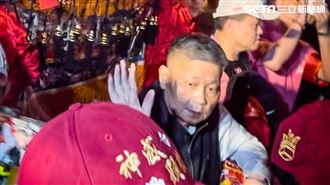 顏清標現身民生地下道　緊握大甲媽祖鑾轎