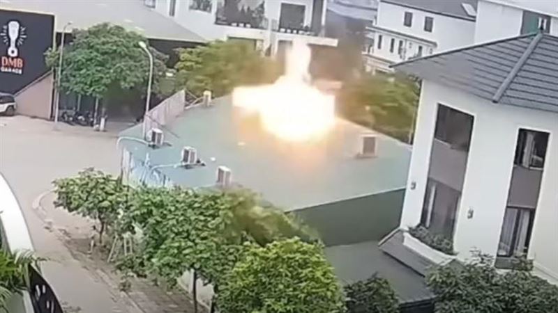 冷氣突爆炸「2工人消失」　驚悚影片曝光