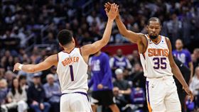 ▲杜蘭特（Kevin Durant）聯手布克（Devin Booker）猛攻61分。（圖／翻攝自太陽推特）