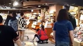 有老闆不斷飆罵一名阿嬤員工，甚至將對方推倒。（圖／翻攝自爆料公社公開版 臉書）