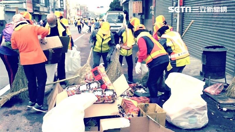 大甲媽遶境　這些「信徒」們沿路清掃