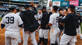 ▲拉梅修（DJ LeMahieu）（中）代打敲再見安打。（圖／翻攝自洋基推特）